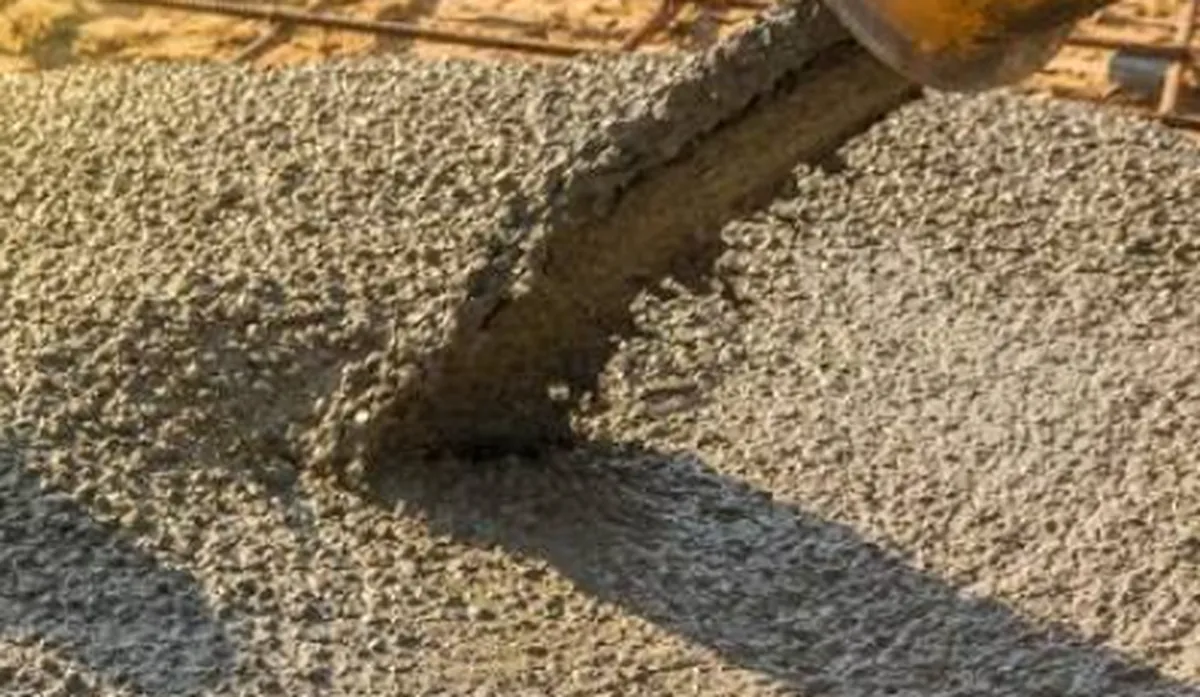 Concreto usinado sendo lançado sobre a armação de ferro